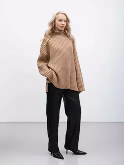 Теплий і м’який светр оверсайз бежевого кольору з високим коміром р. XS-S Теплий і м’який светр оверсайз бежевого кольору з високим коміром р. XS-S