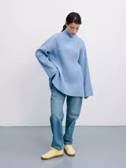 Теплий і м’який светр оверсайз у блакитному кольорі з високим коміром р. XS/S Теплий і м’який светр оверсайз у блакитному кольорі з високим коміром р. XS/S